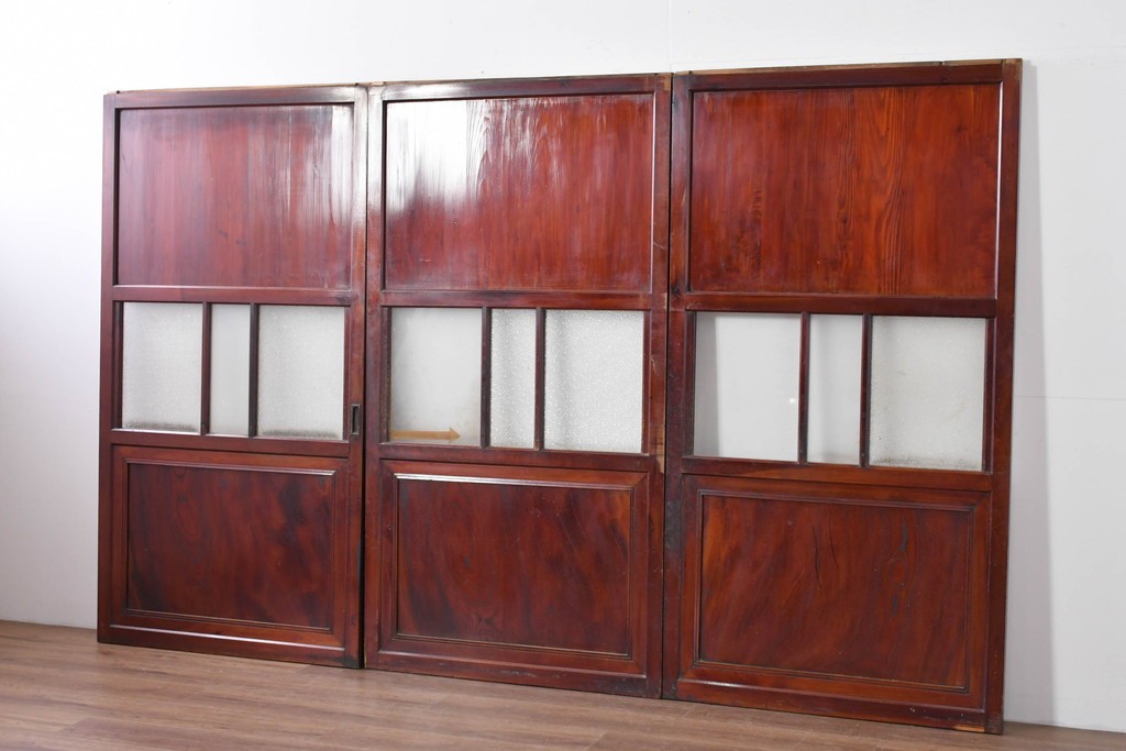 アンティーク建具　大正期　下部の鏡板に欅(ケヤキ)の一枚板を使用した漆塗りのガラス帯戸3枚セット　(R-085041)