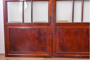 アンティーク建具　大正期　下部の鏡板に欅(ケヤキ)の一枚板を使用した漆塗りのガラス帯戸3枚セット　(R-085041)