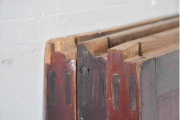 アンティーク建具　大正期　下部の鏡板に欅(ケヤキ)の一枚板を使用した漆塗りのガラス帯戸3枚セット　(R-085041)