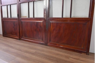 アンティーク建具　大正期　下部の鏡板に欅(ケヤキ)の一枚板を使用した漆塗りのガラス帯戸3枚セット　(R-085041)