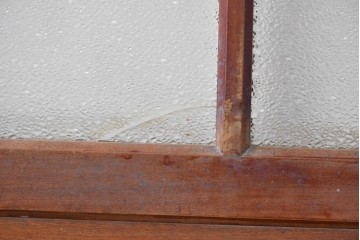 アンティーク建具　大正期　下部の鏡板に欅(ケヤキ)の一枚板を使用した漆塗りのガラス帯戸3枚セット　(R-085041)