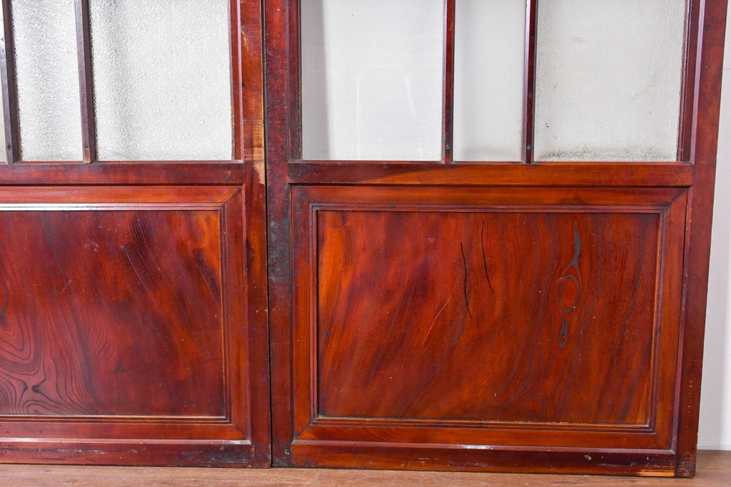 アンティーク建具　大正期　下部の鏡板に欅(ケヤキ)の一枚板を使用した漆塗りのガラス帯戸3枚セット　(R-085041)