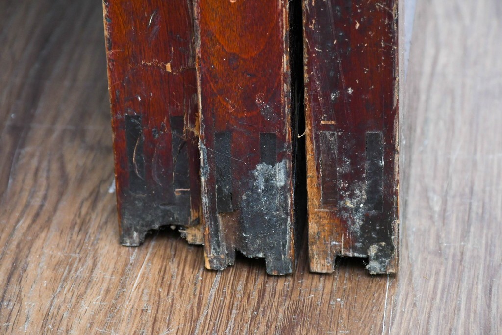 アンティーク建具　大正期　下部の鏡板に欅(ケヤキ)の一枚板を使用した漆塗りのガラス帯戸3枚セット　(R-085041)