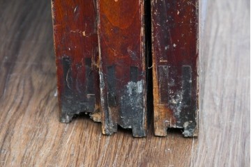 アンティーク建具　大正期　下部の鏡板に欅(ケヤキ)の一枚板を使用した漆塗りのガラス帯戸3枚セット　(R-085041)