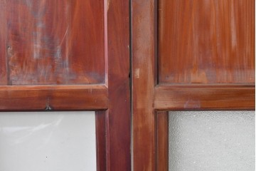 アンティーク建具　大正期　下部の鏡板に欅(ケヤキ)の一枚板を使用した漆塗りのガラス帯戸3枚セット　(R-085041)