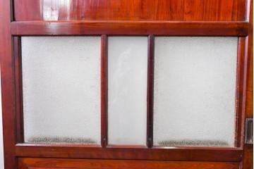 アンティーク建具　大正期　下部の鏡板に欅(ケヤキ)の一枚板を使用した漆塗りのガラス帯戸3枚セット　(R-085041)