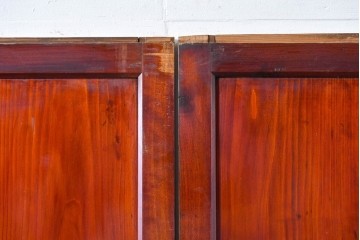 アンティーク建具　大正期　下部の鏡板に欅(ケヤキ)の一枚板を使用した漆塗りのガラス帯戸3枚セット　(R-085041)