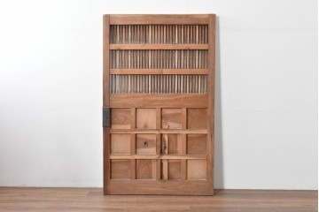 和製アンティーク　上手物　総欅(ケヤキ)材　重厚感ある格子と金具が印象的な北陸格子蔵戸1枚　(R-085044)