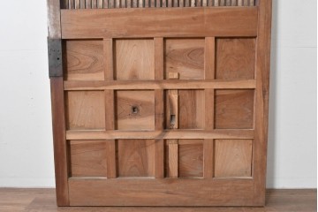 和製アンティーク　上手物　総欅(ケヤキ)材　重厚感ある格子と金具が印象的な北陸格子蔵戸1枚　(R-085044)