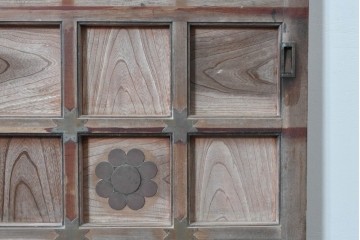 和製アンティーク　上手物　総欅(ケヤキ)材　重厚感ある格子と金具が印象的な北陸格子蔵戸1枚　(R-085044)