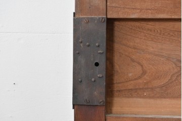 和製アンティーク　上手物　総欅(ケヤキ)材　重厚感ある格子と金具が印象的な北陸格子蔵戸1枚　(R-085044)