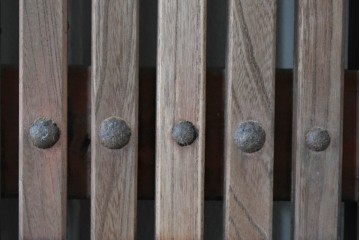 和製アンティーク　上手物　総欅(ケヤキ)材　重厚感ある格子と金具が印象的な北陸格子蔵戸1枚　(R-085044)