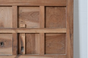 和製アンティーク　上手物　総欅(ケヤキ)材　重厚感ある格子と金具が印象的な北陸格子蔵戸1枚　(R-085044)