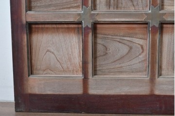 和製アンティーク　上手物　総欅(ケヤキ)材　重厚感ある格子と金具が印象的な北陸格子蔵戸1枚　(R-085044)