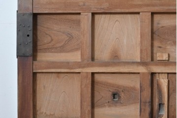 和製アンティーク　上手物　総欅(ケヤキ)材　重厚感ある格子と金具が印象的な北陸格子蔵戸1枚　(R-085044)