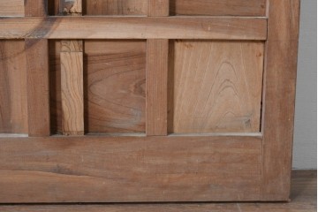 和製アンティーク　上手物　総欅(ケヤキ)材　重厚感ある格子と金具が印象的な北陸格子蔵戸1枚　(R-085044)