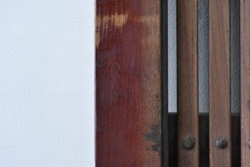 和製アンティーク　上手物　総欅(ケヤキ)材　重厚感ある格子と金具が印象的な北陸格子蔵戸1枚　(R-085044)