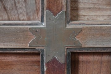 和製アンティーク　上手物　総欅(ケヤキ)材　重厚感ある格子と金具が印象的な北陸格子蔵戸1枚　(R-085044)