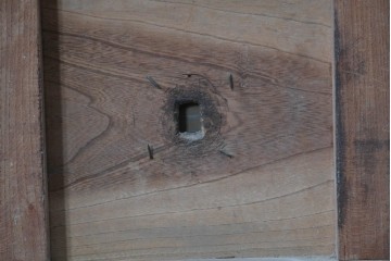 和製アンティーク　上手物　総欅(ケヤキ)材　重厚感ある格子と金具が印象的な北陸格子蔵戸1枚　(R-085044)