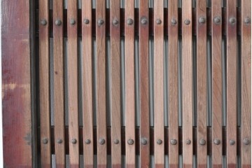 和製アンティーク　上手物　総欅(ケヤキ)材　重厚感ある格子と金具が印象的な北陸格子蔵戸1枚　(R-085044)