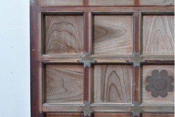 和製アンティーク　上手物　総欅(ケヤキ)材　重厚感ある格子と金具が印象的な北陸格子蔵戸1枚　(R-085044)