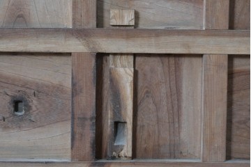 和製アンティーク　上手物　総欅(ケヤキ)材　重厚感ある格子と金具が印象的な北陸格子蔵戸1枚　(R-085044)