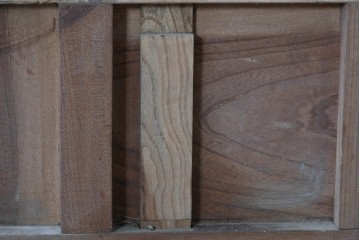 和製アンティーク　上手物　総欅(ケヤキ)材　重厚感ある格子と金具が印象的な北陸格子蔵戸1枚　(R-085044)