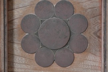 和製アンティーク　上手物　総欅(ケヤキ)材　重厚感ある格子と金具が印象的な北陸格子蔵戸1枚　(R-085044)