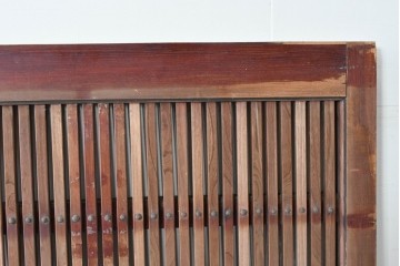 和製アンティーク　上手物　総欅(ケヤキ)材　重厚感ある格子と金具が印象的な北陸格子蔵戸1枚　(R-085044)