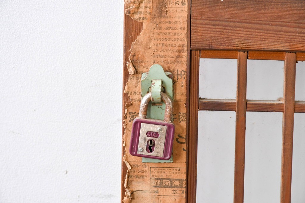 アンティーク建具　明治～大正期　和の趣が漂う格子入りガラス帯戸1枚　(R-085045)