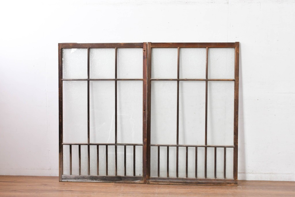 アンティーク建具　昭和初期～中期　大正ロマン　格子意匠のガラス窓2枚セット　(R-085046)