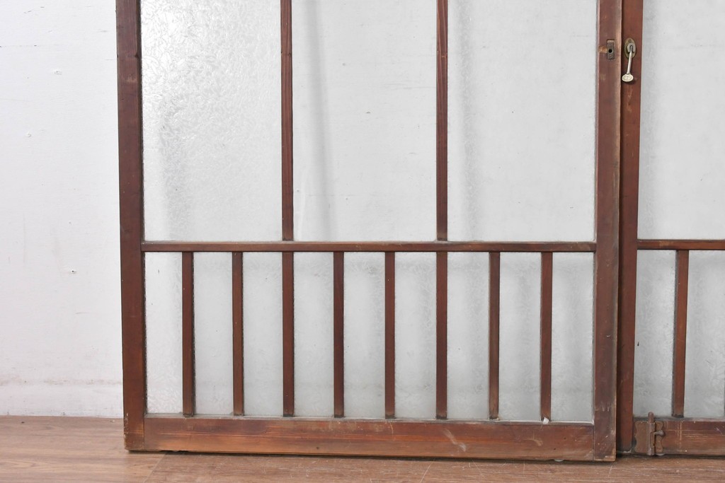 アンティーク建具　昭和初期～中期　大正ロマン　格子意匠のガラス窓2枚セット　(R-085046)