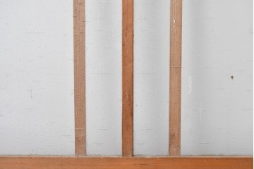 ヴィンテージ建具　昭和中期　温かな木味の三本縦桟ガラス戸1枚　(R-085048)