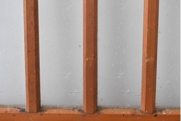 ヴィンテージ建具　昭和中期　温かな木味の三本縦桟ガラス戸1枚　(R-085048)