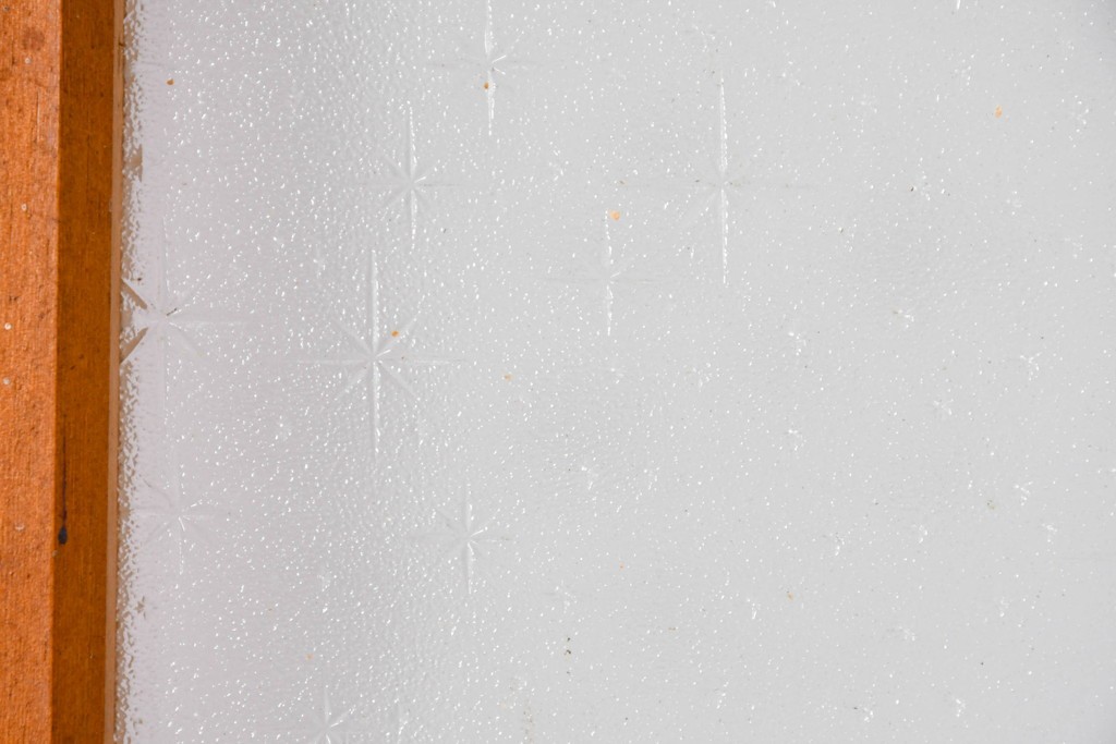 ヴィンテージ建具　昭和中期　温かな木味の三本縦桟ガラス戸1枚　(R-085048)