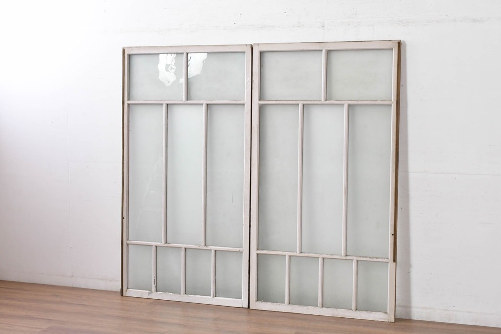 《ペイント仕上げ限定》　アンティーク建具　大正ロマン　格子デザインが趣深いガラス窓2枚セット　(R-085052)