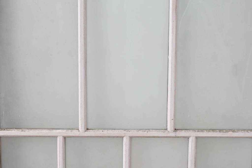 《ペイント仕上げ限定》　アンティーク建具　大正ロマン　格子デザインが趣深いガラス窓2枚セット　(R-085052)