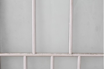 《ペイント仕上げ限定》　アンティーク建具　大正ロマン　格子デザインが趣深いガラス窓2枚セット　(R-085052)