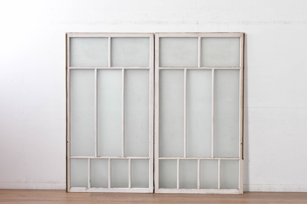《ペイント仕上げ限定》　アンティーク建具　大正ロマン　格子デザインが趣深いガラス窓2枚セット　(R-085052)