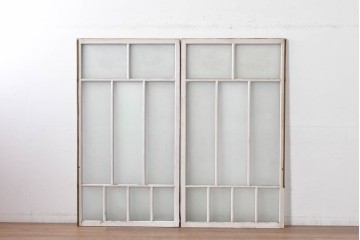 《ペイント仕上げ限定》　アンティーク建具　大正ロマン　格子デザインが趣深いガラス窓2枚セット　(R-085052)