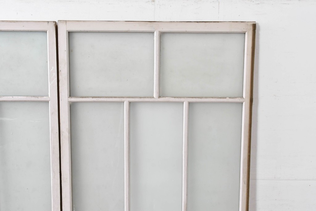 《ペイント仕上げ限定》　アンティーク建具　大正ロマン　格子デザインが趣深いガラス窓2枚セット　(R-085052)