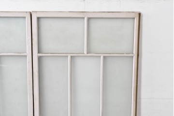 《ペイント仕上げ限定》　アンティーク建具　大正ロマン　格子デザインが趣深いガラス窓2枚セット　(R-085052)