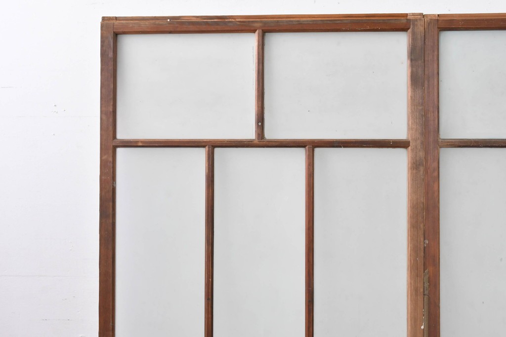 《ペイント仕上げ限定》　アンティーク建具　大正ロマン　格子デザインが趣深いガラス窓2枚セット　(R-085052)