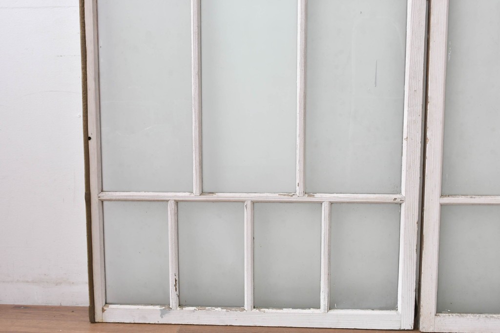 《ペイント仕上げ限定》　アンティーク建具　大正ロマン　格子デザインが趣深いガラス窓2枚セット　(R-085052)