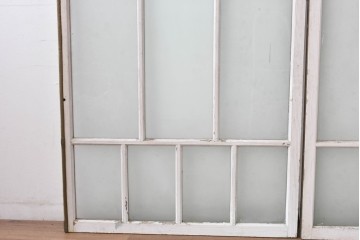 《ペイント仕上げ限定》　アンティーク建具　大正ロマン　格子デザインが趣深いガラス窓2枚セット　(R-085052)