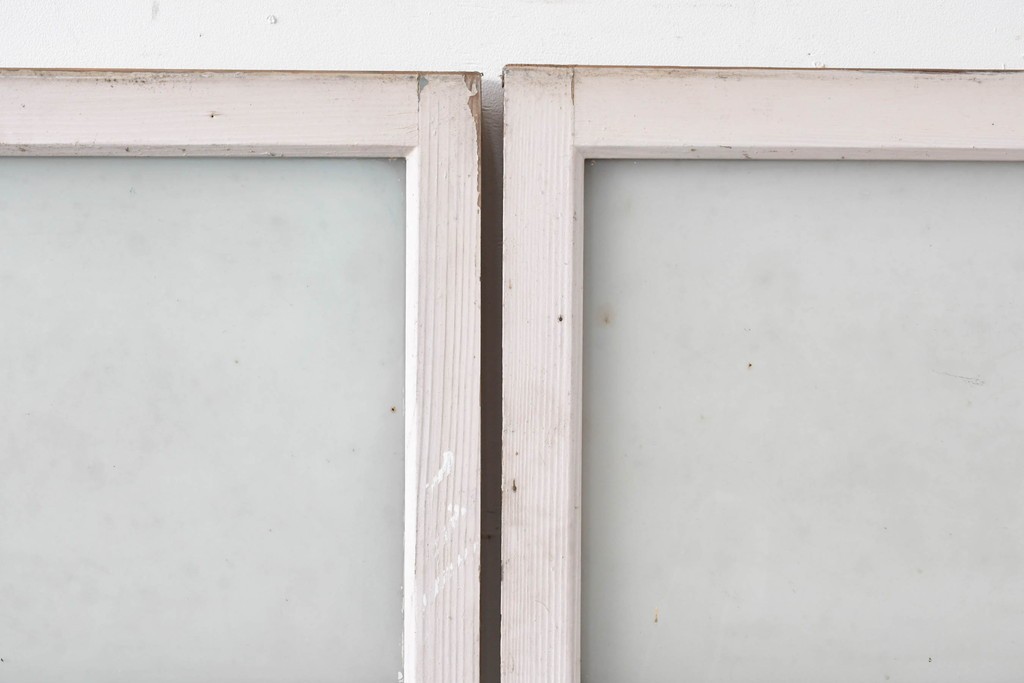 《ペイント仕上げ限定》　アンティーク建具　大正ロマン　格子デザインが趣深いガラス窓2枚セット　(R-085052)