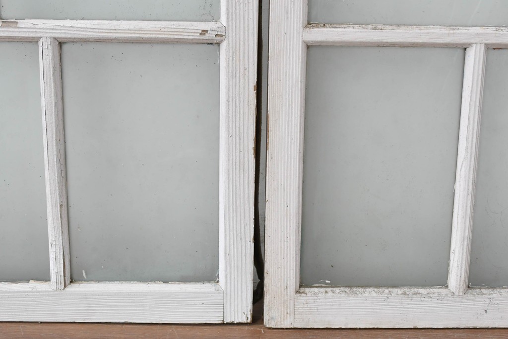 《ペイント仕上げ限定》　アンティーク建具　大正ロマン　格子デザインが趣深いガラス窓2枚セット　(R-085052)