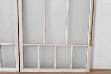 《ペイント仕上げ限定》　アンティーク建具　大正ロマン　格子デザインが趣深いガラス窓2枚セット　(R-085052)