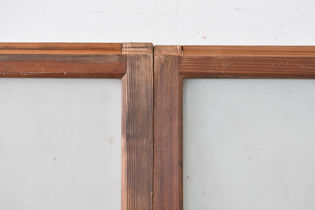 《ペイント仕上げ限定》　アンティーク建具　大正ロマン　格子デザインが趣深いガラス窓2枚セット　(R-085052)