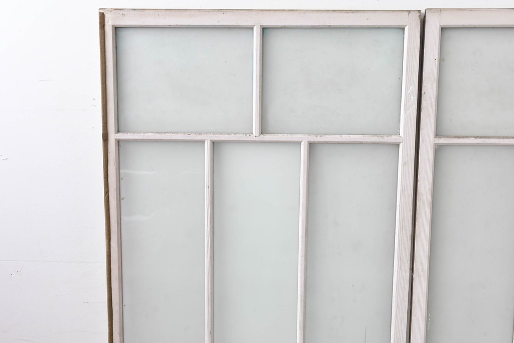 《ペイント仕上げ限定》　アンティーク建具　大正ロマン　格子デザインが趣深いガラス窓2枚セット　(R-085052)